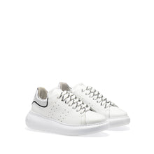 Carica l&#39;immagine nel visualizzatore di Gallery, VALENTINO Sneaker oversize bianca