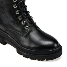 Carica l&#39;immagine nel visualizzatore di Gallery, VALENTINO Combat Boots in pelle nera
